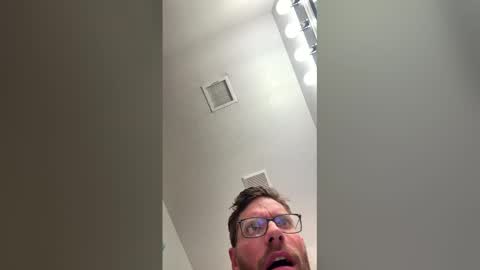 jbreezey9 online show from May 10, 1:17 pm