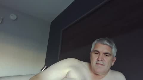 Snapshot of jecko71 chatting on December 19, 9:06 pm dadbody71 online show from December 19, 9:06 pm