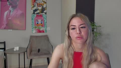 Hi hi We are Jessie and Betti online show from January 24, 5:42 am