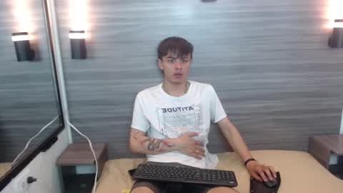 Snapshot of jerom_xx chatting on October 7, 7:43 pm Jerom xx online show from October 7, 7:43 pm
