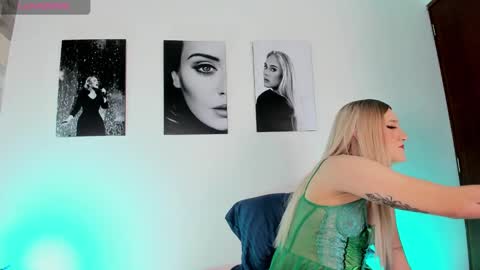 Snapshot of jessicameron chatting on January 25, 3:51 am JESSI AND NAOMI online show from January 25, 3:51 am