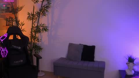  Jessica Pratt  IG jessicaxpratt online show from April 8, 7:39 pm