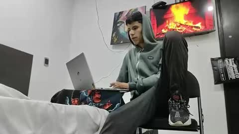 Snapshot of jhongrey2 chatting on February 13, 2:45 am jhon online show from February 13, 2:45 am
