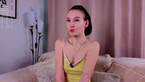 Snapshot of joancrumpton chatting on October 5, 1:36 am Alice in the country of dreams online show from October 5, 1:36 am