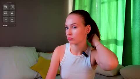 Snapshot of joancrumpton chatting on September 23, 1:32 am Alice in the country of dreams online show from September 23, 1:32 am