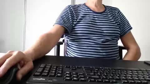 Snapshot of johnny_walker14 chatting on October 11, 9:47 am johnny_walker14 online show from October 11, 9:47 am