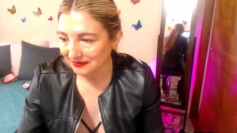 Snapshot of jolie_mature_ chatting on October 12, 9:27 pm Jolie Mature online show from October 12, 9:27 pm
