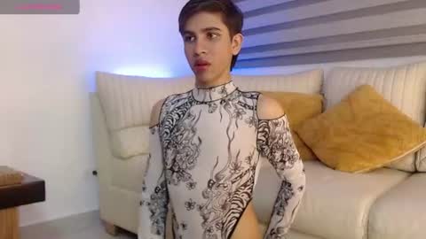joshua_saenz_ online show from July 4, 3:43 am