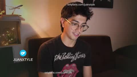 Snapshot of juancamroom chatting on October 18, 3:00 am . online show from October 18, 3:00 am