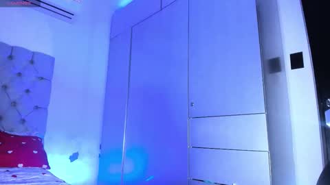 independent model online show from February 10, 4:54 pm