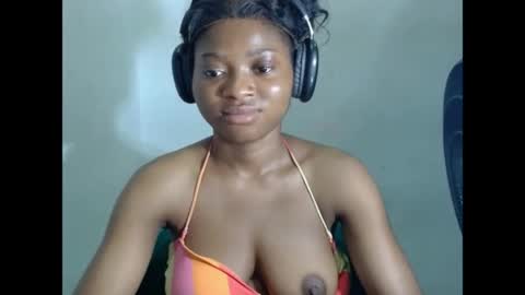 juicynpinkx online show from April 21, 1:42 am