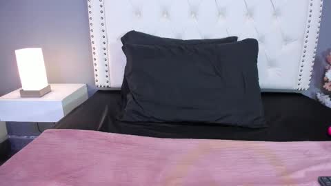 Snapshot of julia_martinezz_ chatting on October 17, 11:58 am J U L IA M A R T I N E Z online show from October 17, 11:58 am
