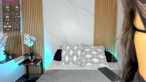 J U L IA   M A R T I N E Z online show from April 14, 11:46 am