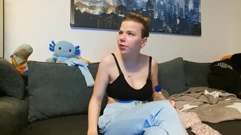 julia_official online show from February 12, 11:30 pm