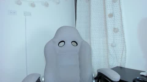 julia_strauns online show from December 31, 6:37 am