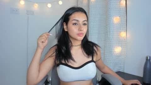 julia_strauns online show from December 7, 7:32 am