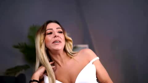 Julia online show from December 17, 5:03 am