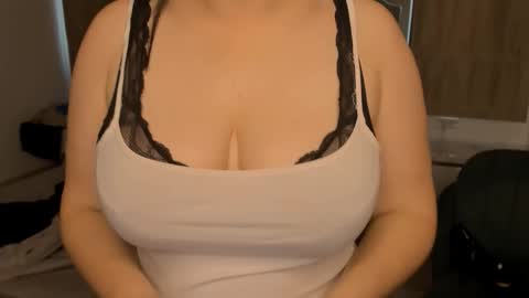 juliamillss online show from November 29, 12:51 am