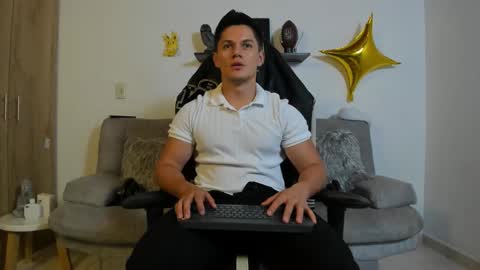 Snapshot of julian_wallace chatting on October 14, 12:46 am julian_wallace online show from October 14, 12:46 am