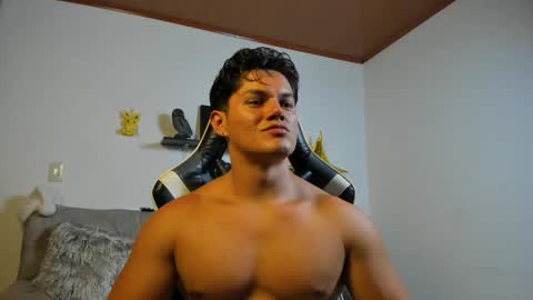 julian_wallace online show from December 19, 8:48 pm