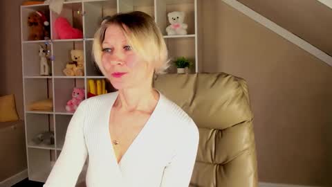 Julie Lucasss online show from March 13, 1:20 am