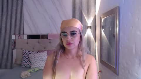 julieta__fox_ online show from February 4, 6:50 am
