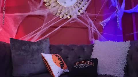 Snapshot of julieta_russell chatting on October 20, 12:10 pm Julieta online show from October 20, 12:10 pm