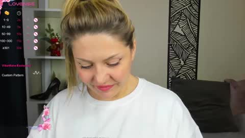 Snapshot of jully_rox chatting on December 8, 4:44 am Jully online show from December 8, 4:44 am
