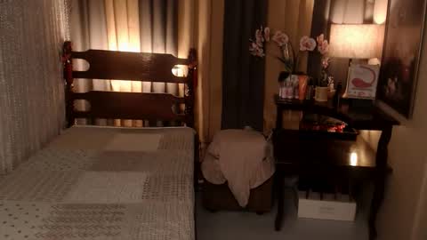 justine_hunk online show from April 9, 6:30 am