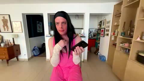 justinenuisette online show from February 7, 12:06 pm