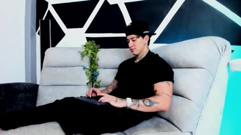 justinfuller_31 online show from October 19, 7:29 pm