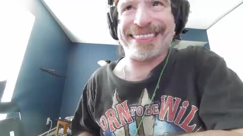 Snapshot of justmetool chatting on December 5, 4:28 pm Tool online show from December 5, 4:28 pm