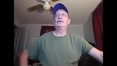 Snapshot of kabriggs137 chatting on December 18, 10:35 pm kabriggs137 online show from December 18, 10:35 pm