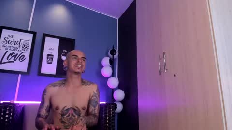 Snapshot of kaletattoos chatting on February 22, 11:35 pm Kale online show from February 22, 11:35 pm