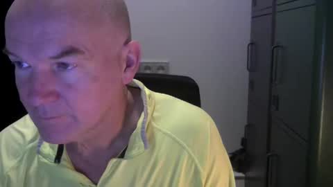 Robbie online show from December 2, 6:24 am