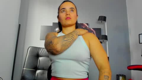 Snapshot of karlyjons_ chatting on January 3, 5:10 pm online show from January 3, 5:10 pm