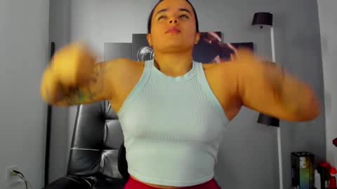 Snapshot of karlyjons_ chatting on February 19, 5:16 pm online show from February 19, 5:16 pm