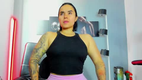 Snapshot of karlyjons_ chatting on February 18, 4:25 pm online show from February 18, 4:25 pm