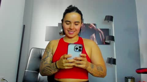 Snapshot of karlyjons_ chatting on December 30, 3:02 pm online show from December 30, 3:02 pm