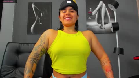 Snapshot of karlyjons_ chatting on September 15, 6:09 pm online show from September 15, 6:09 pm