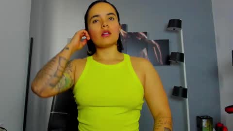Snapshot of karlyjons_ chatting on February 11, 1:51 pm online show from February 11, 1:51 pm