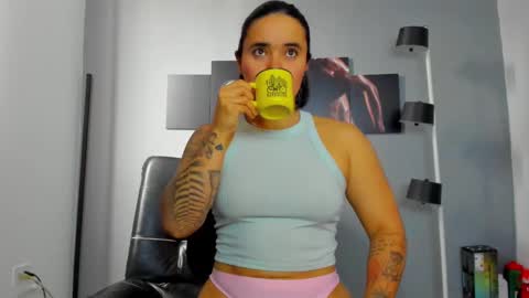 Snapshot of karlyjons_ chatting on February 15, 2:44 pm online show from February 15, 2:44 pm