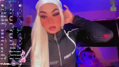 Snapshot of karoll_scoott chatting on October 4, 12:25 pm karol online show from October 4, 12:25 pm