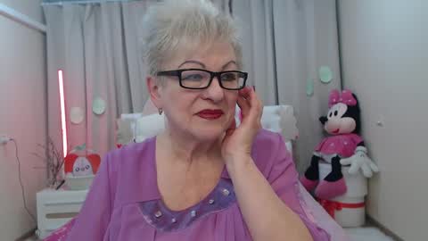 kaylesmoll online show from April 7, 7:05 pm