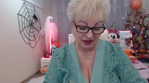 kaylesmoll online show from November 5, 7:49 pm