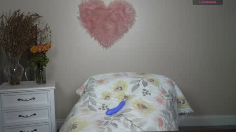 Snapshot of kb3301 chatting on September 10, 2:45 am EliandKylie online show from September 10, 2:45 am