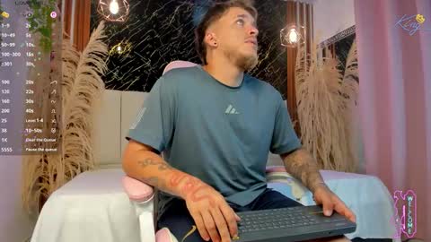 keane_lee_ online show from March 26, 12:21 pm