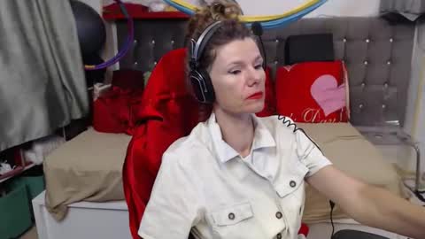 kelly online show from October 10, 6:25 pm