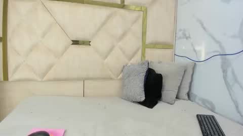 Snapshot of kendall69__ chatting on October 10, 3:51 pm kendall69__ online show from October 10, 3:51 pm