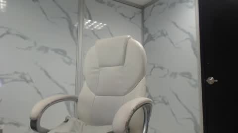 Snapshot of kendall69__ chatting on December 8, 1:25 pm kendall69__ online show from December 8, 1:25 pm